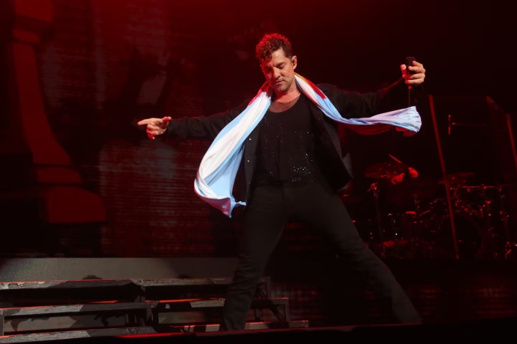 El desopilante blooper de David Bisbal en su concierto en Buenos Aires: “¡Se me rompió todo!”