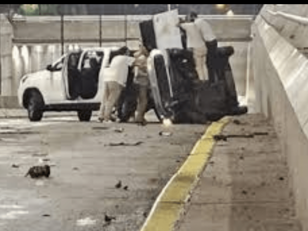 Volcó un auto frente al Colegio San Pablo, la conductora terminó en el&nbsp;hospital