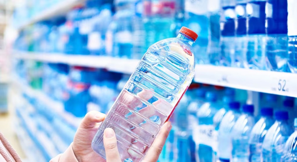 Por el atraso cambiario, el agua en Argentina aumentó 260% y es el producto más caro de la región