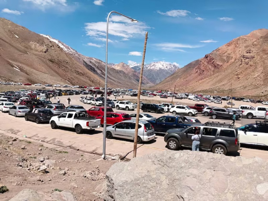 Por el precio del dólar, medio millón de argentinos viajaron a Chile en enero, más del doble que en 2024