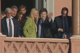 Sin Villarruel, Javier Milei saludó desde el balcón de Casa Rosada a un año de su asunción