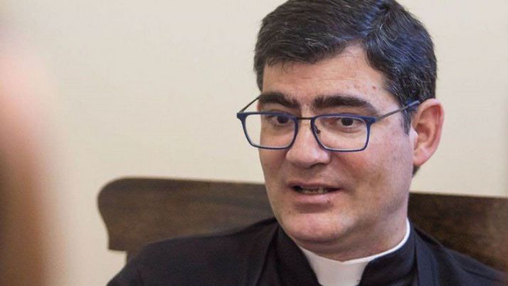 Quién es el sacerdote que habría realizado un exorcismo a una niña en el Materno&nbsp;Infantil