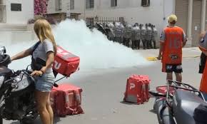 Graves incidentes en Moreno: la policía reprimió a los vecinos que reclamaban por el asesinato de un repartidor