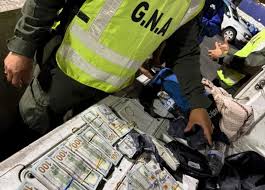 Detienen a un boliviano que llevaba más de 100 mil dólares en una caja de jugo