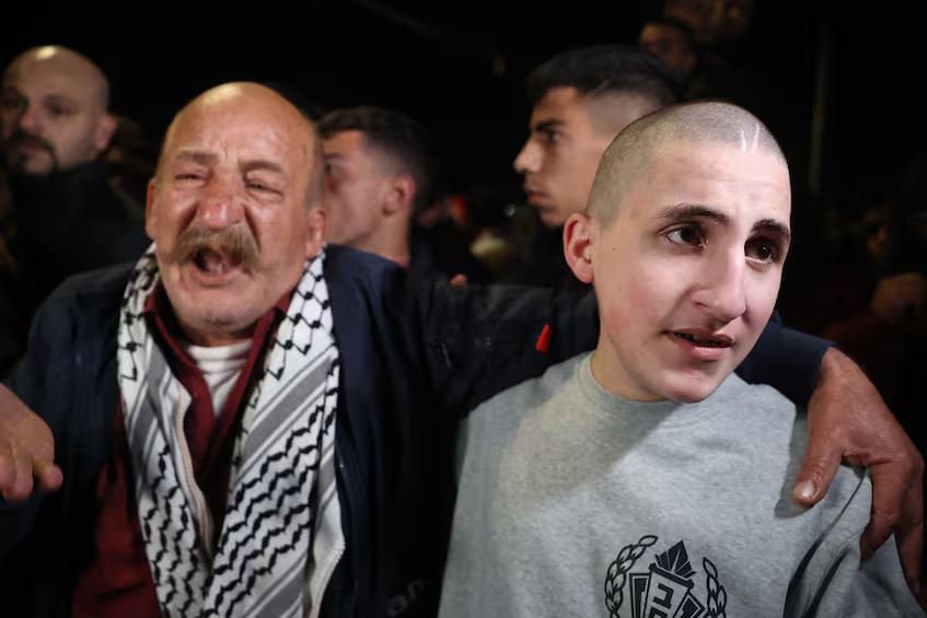 Israel liberó a los primeros 90 detenidos palestinos tras el acuerdo con Hamas