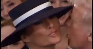 El vergonzoso momento que pasó Donald Trump con su esposa Melania en medio de la asunción