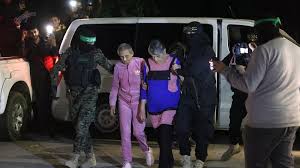 Escala la tensión entre Israel y Hamas, pero aseguran que continuará la liberación de rehenes