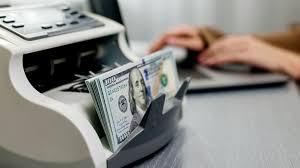 Fuerte salida de dólares: por qué los ahorristas retiran los depósitos de los bancos