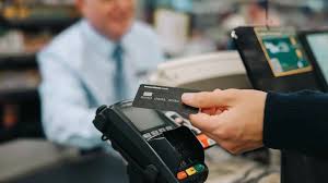 Cuotas en dólares y el DEBIN: todo lo que tenés que saber para pagar en comercios (con tarjeta o QR)