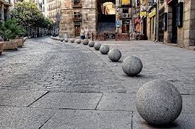 El municipio decidió pintar los bolardos céntricos con líneas amarillas para evitar un tropezón