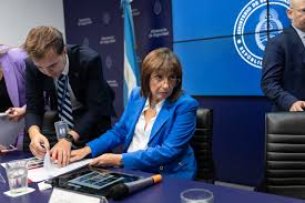 El Gobierno presentó la denuncia contra municipios, barras bravas y la jueza que liberó a los detenidos en el Congreso