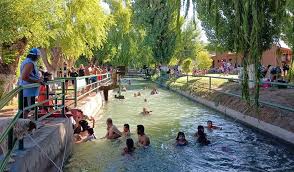 Un intendente camporista invitó a los vecinos a bañarse en un canal contaminado con materia fecal: hay cuatro chicos internados