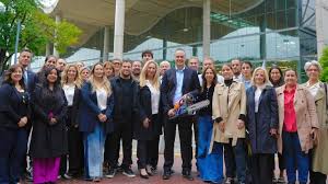 Karina Milei, Adorni y otros candidatos libertarios llevaron una motosierra a la sede del gobierno porteño