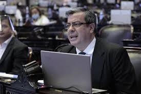 El kirchnerismo denunció penalmente a Javier Milei por el acuerdo por decreto con el&nbsp;FMI