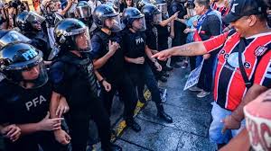 Revelaciones de la relación del peronismo con los barrabravas violentos del Congreso