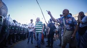 Marcha al Congreso: la policía aplica el protocolo antipiquetes y hay tensión con los manifestantes