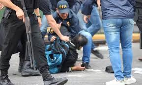 Liberaron a 94 personas que habían sido detenidas durante las protestas en el Congreso