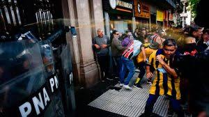 Tensión en la marcha de jubilados: detuvieron a barrabravas con armas de fuego y un cuchillo