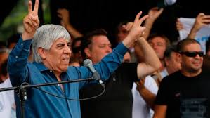 Hugo Moyano aceptó la pauta salarial de Milei y acordó paritarias con subas de 1% mensual entre marzo y&nbsp;mayo