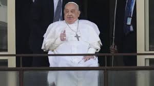 “Gracias a todos”: el papa Francisco recibió el alta, saludó al público y regresó al&nbsp;Vaticano