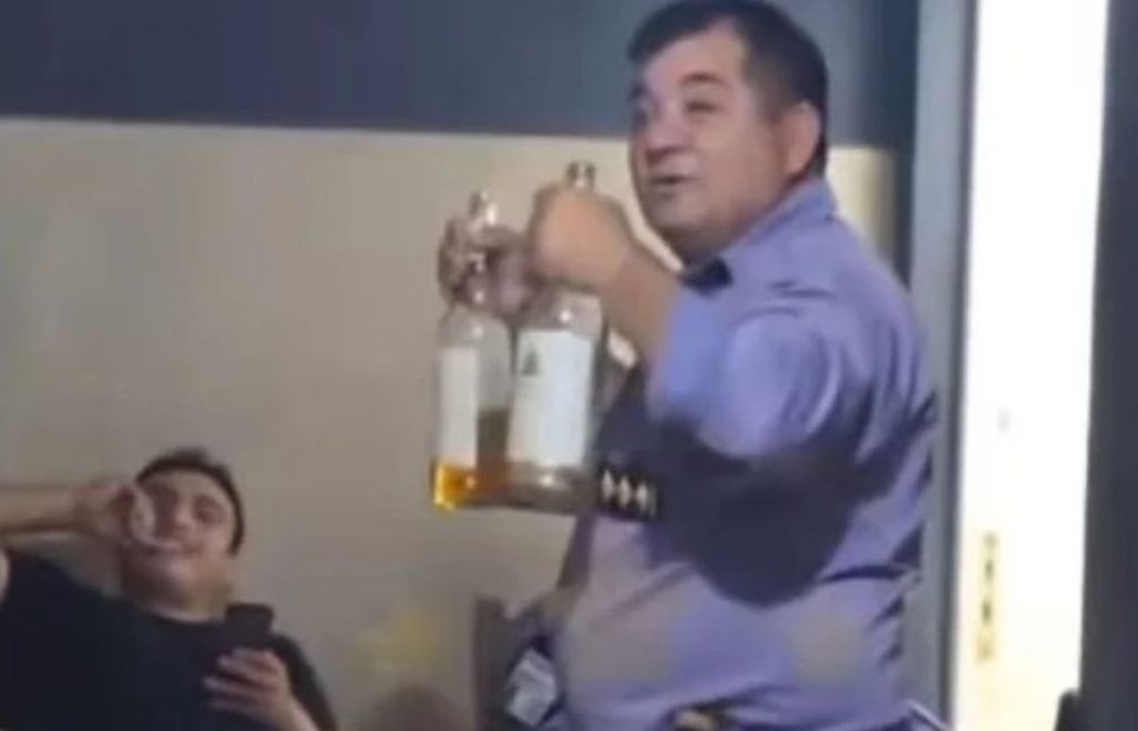 VIDEO | “Policía Malbec”: un comisario y un subcomisario de turno tomaron vino en una comisaria del Chaco