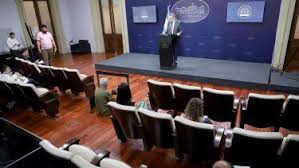 El Gobierno analiza cambios en sala de prensa y propone «un gran hermano periodístico»