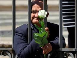 El último gesto del papa: transexuales, migrantes y presos recibieron su féretro en Santa María la&nbsp;Mayor