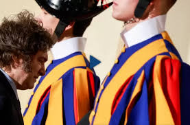 «Son brutos»: Milei cargó contra periodistas que lo criticaron por llegar tarde al velatorio de&nbsp;Francisco