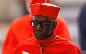 Quién es Robert Sarah, el ultraconservador cardenal africano que aspira a ser “el papa&nbsp;negro”