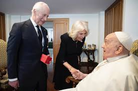 El Vaticano publicó una imagen del papa Francisco sin cánulas de oxígeno durante su encuentro con el rey Carlos III y Camila