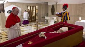 El Vaticano publicó las primeras imágenes del papa Francisco en su féretro y confirmó el día del&nbsp;funeral