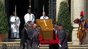 Las curiosidades de la misa exequial: una oración en chino, banderas argentinas y saludos por la paz de los líderes del&nbsp;mundo