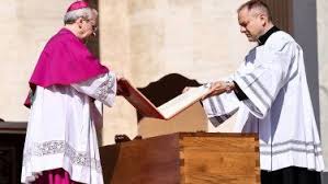 Funeral del papa Francisco: qué representa el libro que estaba sobre el féretro durante la&nbsp;ceremonia