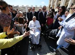 El papa Francisco apareció de sorpresa en la Plaza de San Pedro