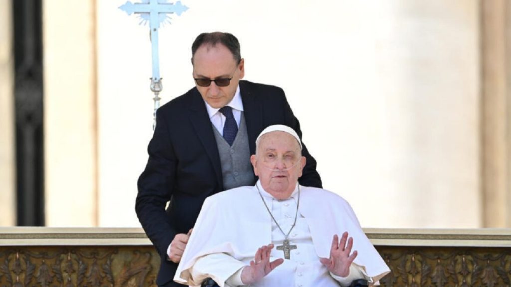 El papa Francisco reapareció en la plaza de San Pedro ante sus fieles