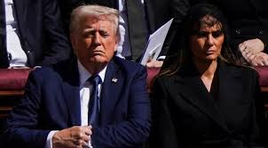 Video: el polémico gesto de Donald Trump durante la misa por el Papa que provocó el enojo de los&nbsp;fieles