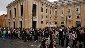 El Vaticano confirmó que al menos 61.000 fieles despidieron a&nbsp;Francisco