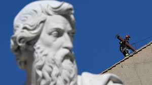 Cónclave: empezaron a instalar la chimenea en la Capilla Sixtina