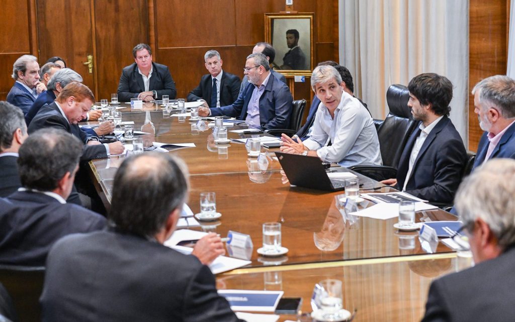 Luis Caputo se reunió con supermercados para contener subas de&nbsp;precios