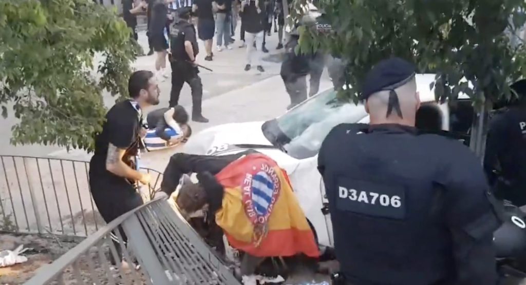 VIDEO | Locura en la previa de Espanyol – Barcelona: un auto atropelló a una multitud de&nbsp;hinchas