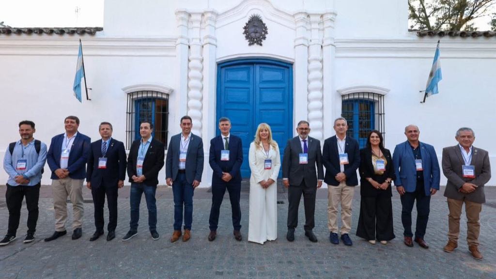 Intendentes de 16 provincias forman Consejo Federal y rechazan el ajuste&nbsp;nacional