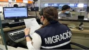 El Gobierno endurece la política migratoria: deportaciones, más requisitos para la ciudadanía y cobro de servicios de salud
