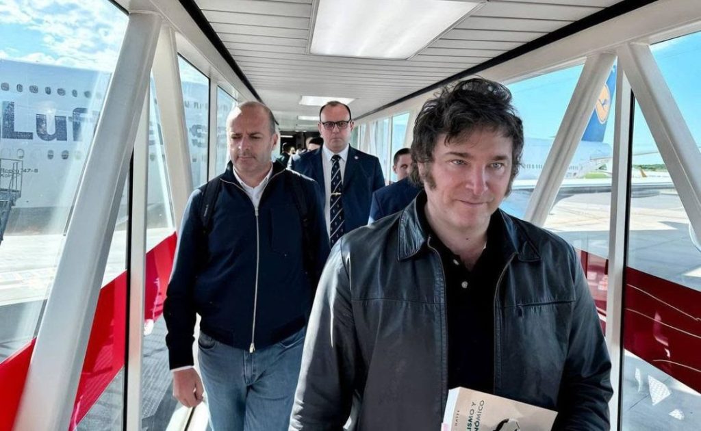 Javier Milei intenta dejar atrás el escándalo de la ANDIS y emprende un nuevo viaje a&nbsp;EEUU