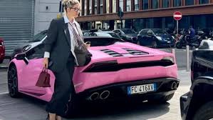 Mucho estilo: Wanda Nara llegó a la audiencia de divorcio con Icardi en Lamborghini rosa