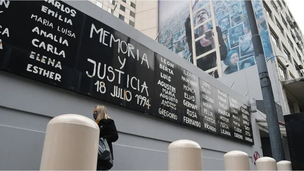 Se aplicará el juicio en ausencia a los 10 acusados por el atentado a la&nbsp;AMIA