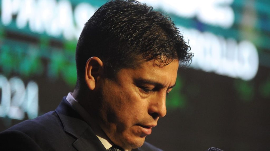 El gobernador de Santa Cruz acusó a Cristina y Máximo Kirchner de dar un “golpe&nbsp;judicial”