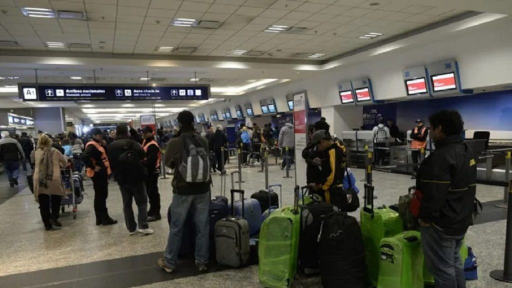 Casi 60 vuelos y 7000 pasajeros afectados por una asamblea de pilotos de Aerolíneas&nbsp;Argentinas