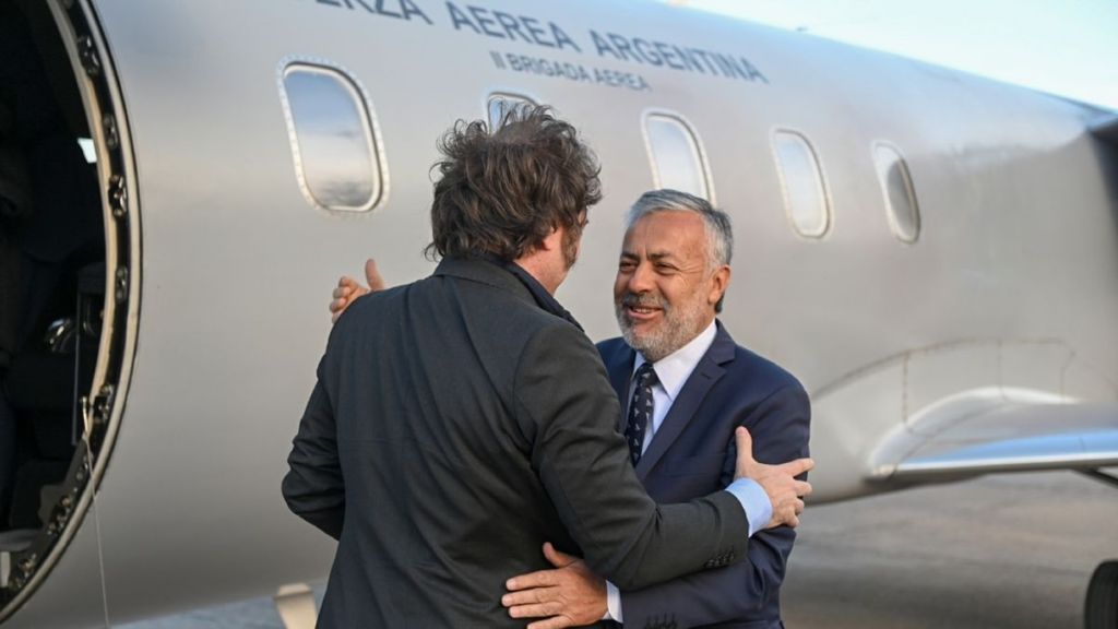 El gobernador de Mendoza y La Libertad Avanza sellaron un acuerdo electoral: competirán juntos en&nbsp;octubre