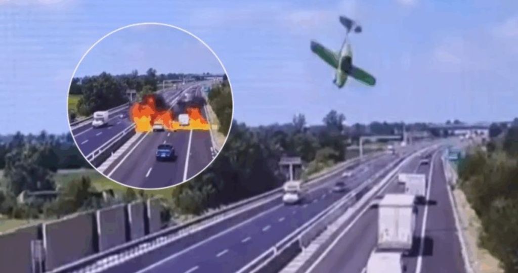 VÍDEO: Una avioneta cae en picado en plena autopista dejando dos&nbsp;muertos