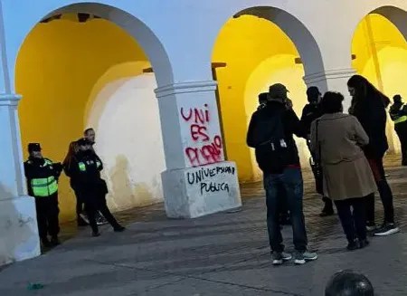 En el Concejo repudiaron las pintadas en el Cabildo tras la marcha&nbsp;universitaria